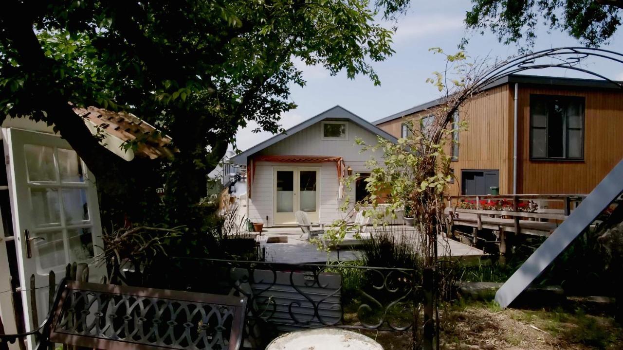 Houseboat Apartment With Water Terrace, Free Parking, Free Bikes & Fast Wifi Ámsterdam Exterior foto